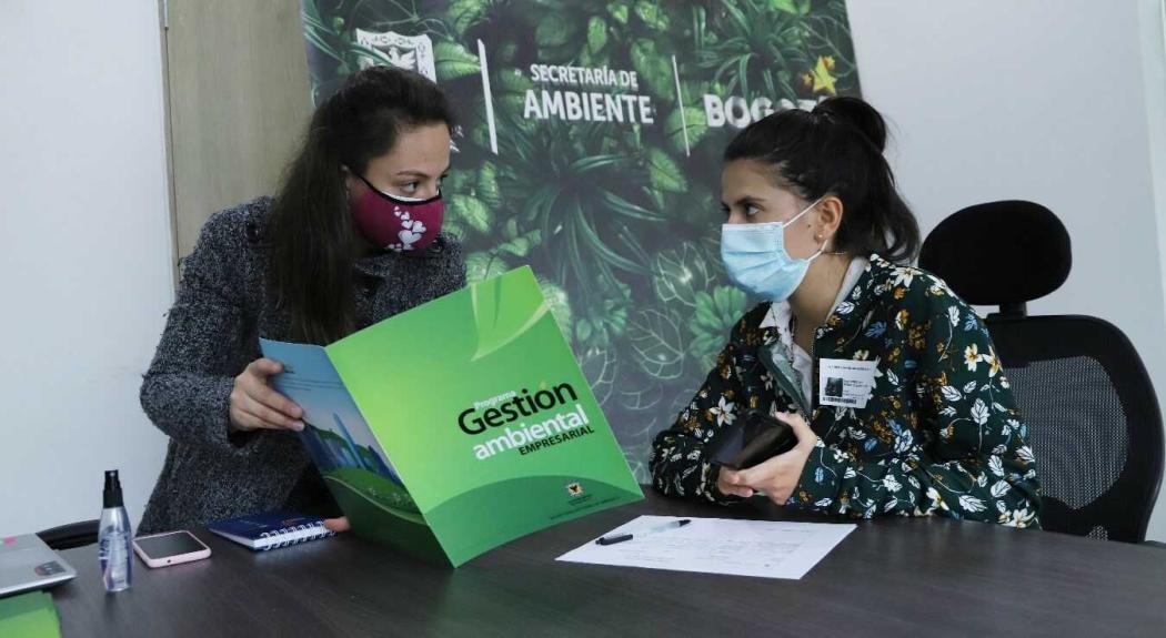 Manuela Llano recibió el aval de confianza del negocio Siembra Ciudad. Foto: Secretaría de Ambiente.
