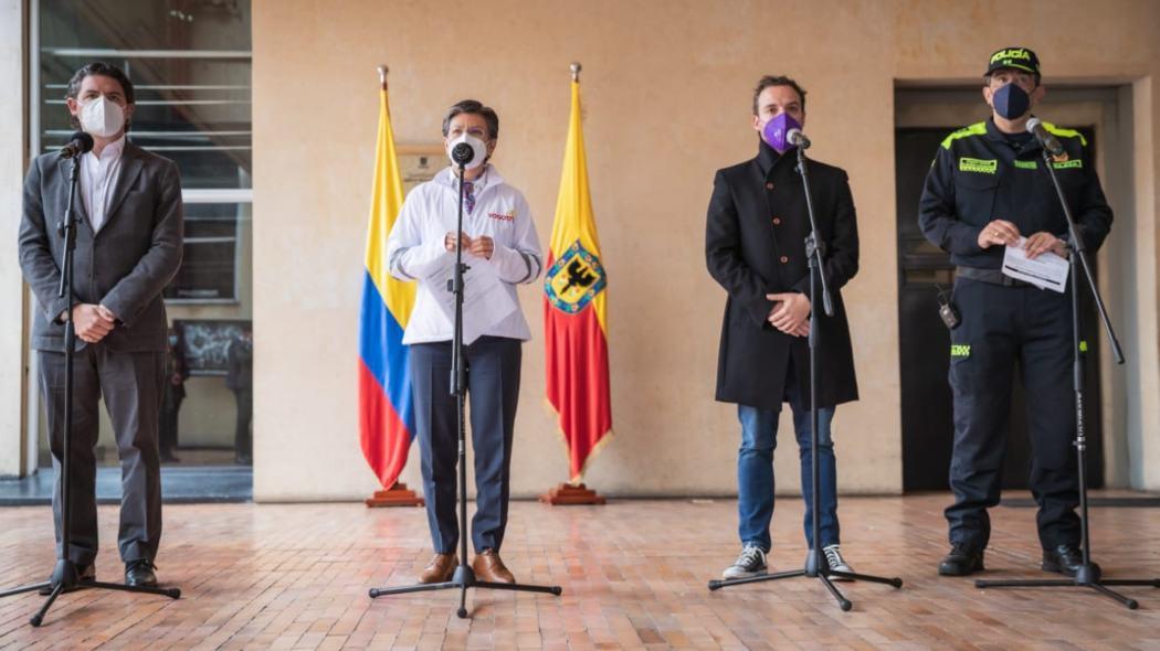 La alcaldesa Claudia López, el comandante de la Policía de Bogotá, General Jorge Eliécer Camacho; y los secretarios de Seguridad y Gobierno anunciaron medidas tendientes a garantizar la tranquilidad de la ciudad.