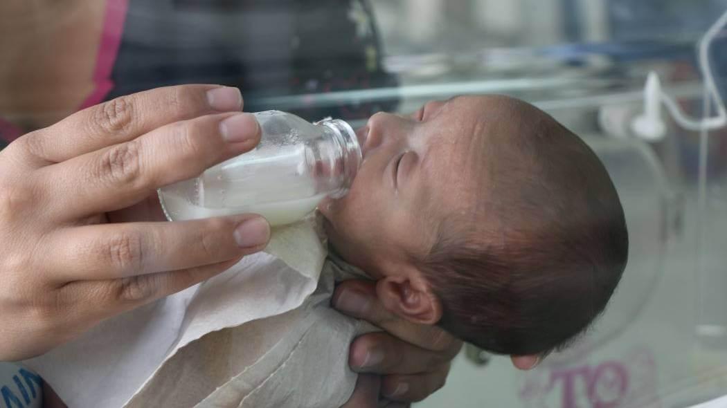 Imagen de alimentación a un bebé con leche materna