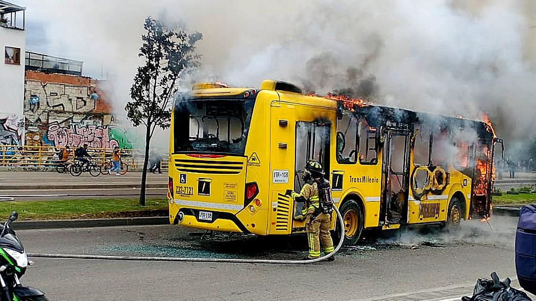 Fotografía del bus incendiado.