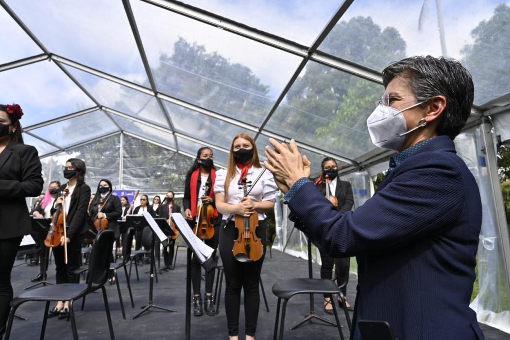 En el cumpleaños de Bogotá la alcaldesa, Claudia López, empezó su recorrido en el Jardín Botánico dónde se presentó la Orquesta Filarmónica de Mujeres. Foto. Alcaldía.
