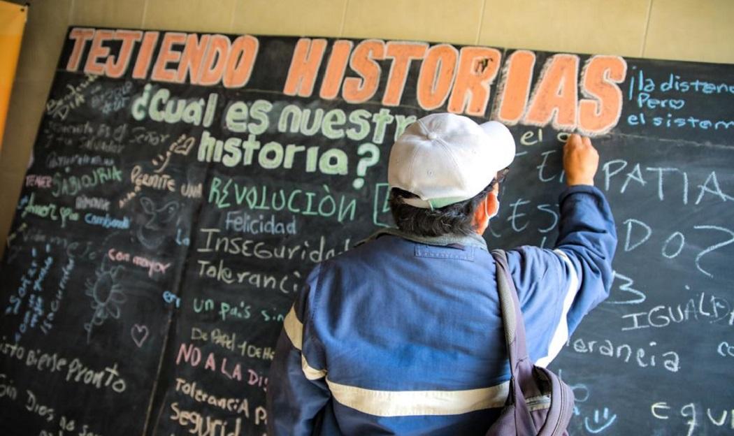 Arquímedes Tique, usuario del sistema TransMilenio, compartiendo su historia de viaje en la pizarra de la SubSecretaría de Cultura Ciudadana. Foto: Secretaría de Cultura.