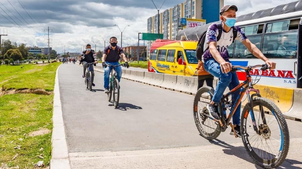 Personas montando bicicleta, a propósito de cómo hacer el Registro Bici Bogotá 