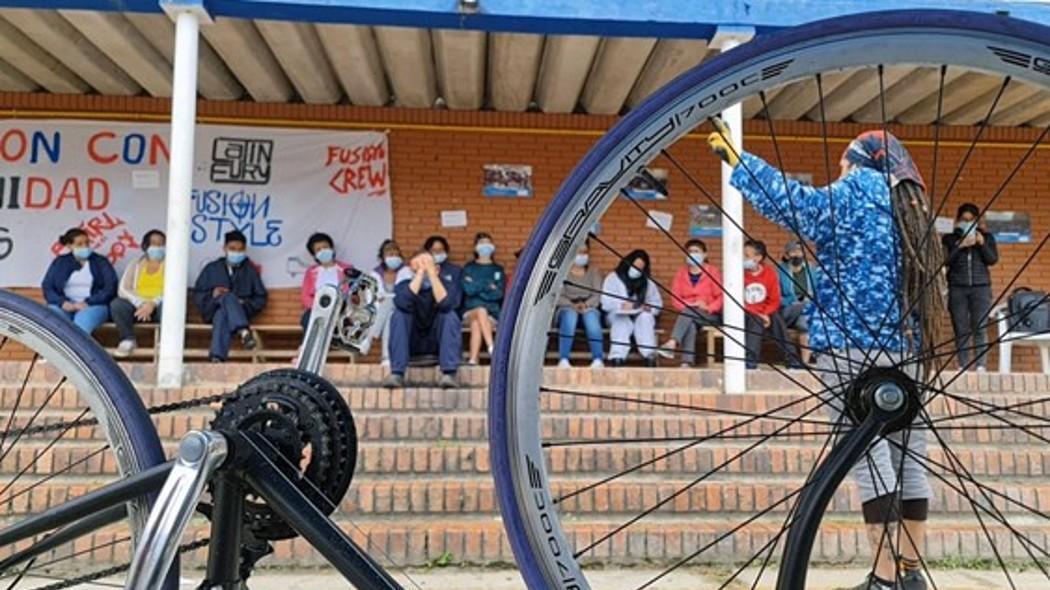 Exhabitantes de calle encuentran un nuevo camino en las bicicletas