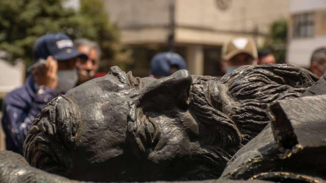 Monumento caído Gonzalo Jiménez de Quesada 