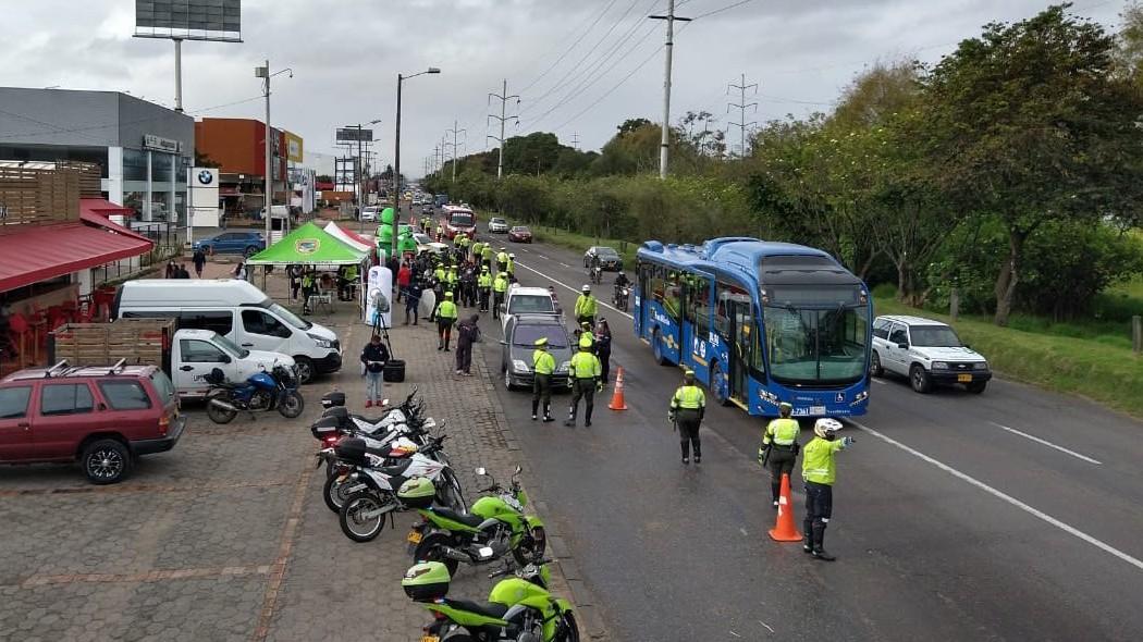 Policía realizando controles en vía de Bogotá