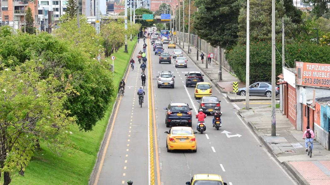 Tránsito de vehículos en una vía de Bogotá.
