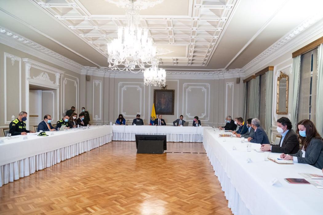 En la reunión estuvo la alcaldesa, Claudia López; y el presidente de la República, Iván Duque; junto a miembros del Gobierno Nacional y el Distrital. Foto. Presidencia.