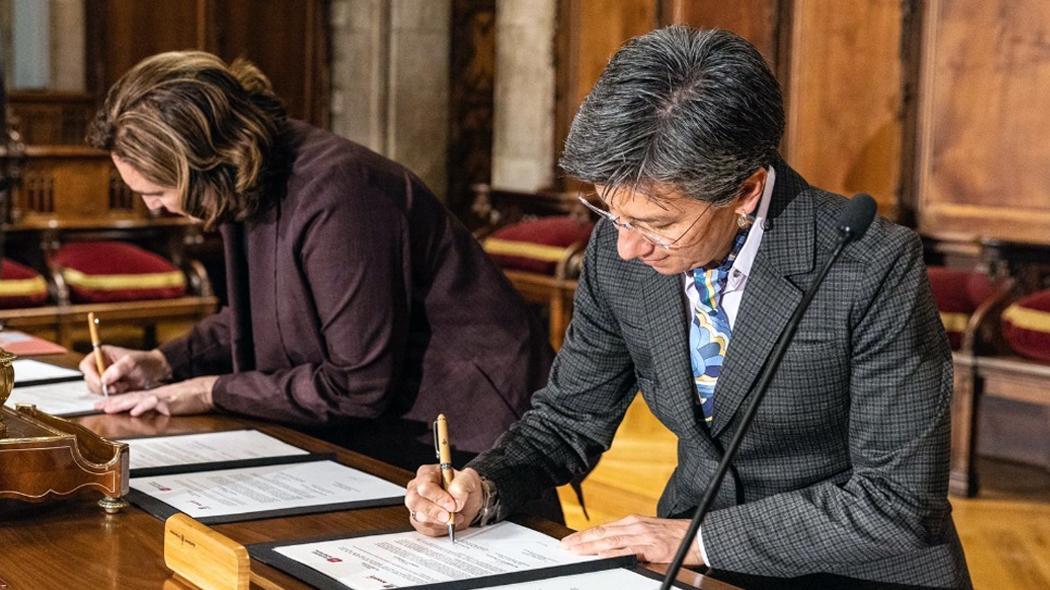 Mayor of Bogotá Claudia López and Mayor of Barcelona, Ada Colau signing the Memorandum of Understanding that will increase and strengthen the relationship and cooperation between Bogotá and Barcelona.