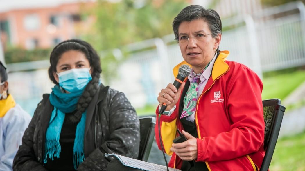 Luz Aurora Bernal, beneficiaria de Ingreso Mínimo Garantizado, y la alcaldesa, Claudia López