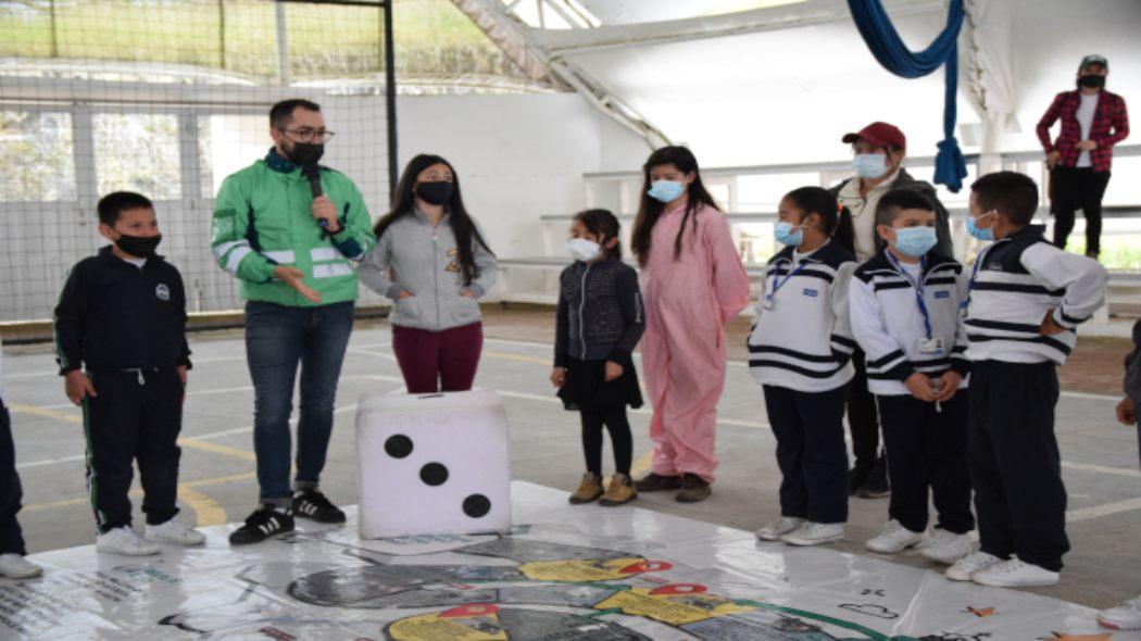 Niños y niñas de colegios de Bogotá enseñan que la Basura no es basura