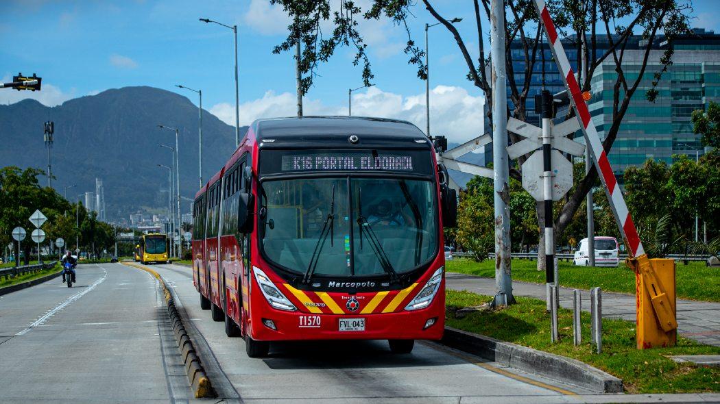 Bus de TransMilenio operando.