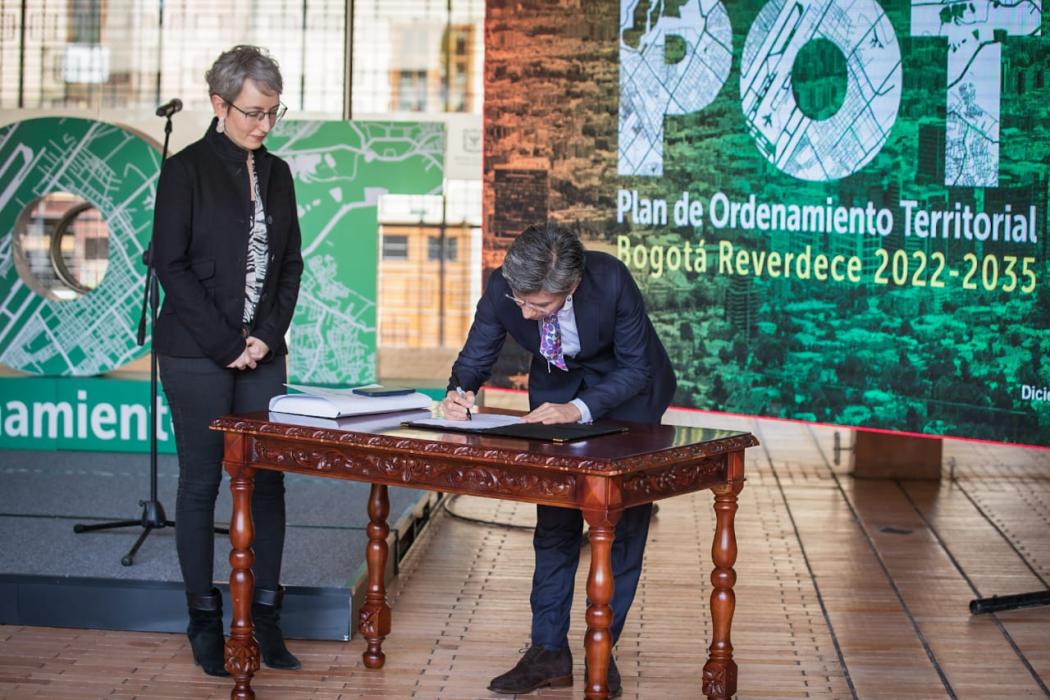 (De izq. a Der.) María Mercedes Jaramillo, secretaria de Planeación; y Claudia López, alcaldesa de Bogotá, en la firma del Decreto 555 de 2021, del POT de Bogotá.Foto. Alcaldía.