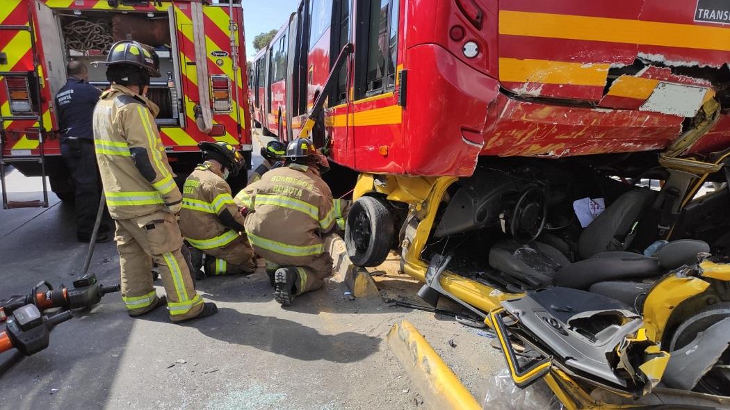 Accidente entre buses de TransMilenio y taxi, atendido por Bomberos