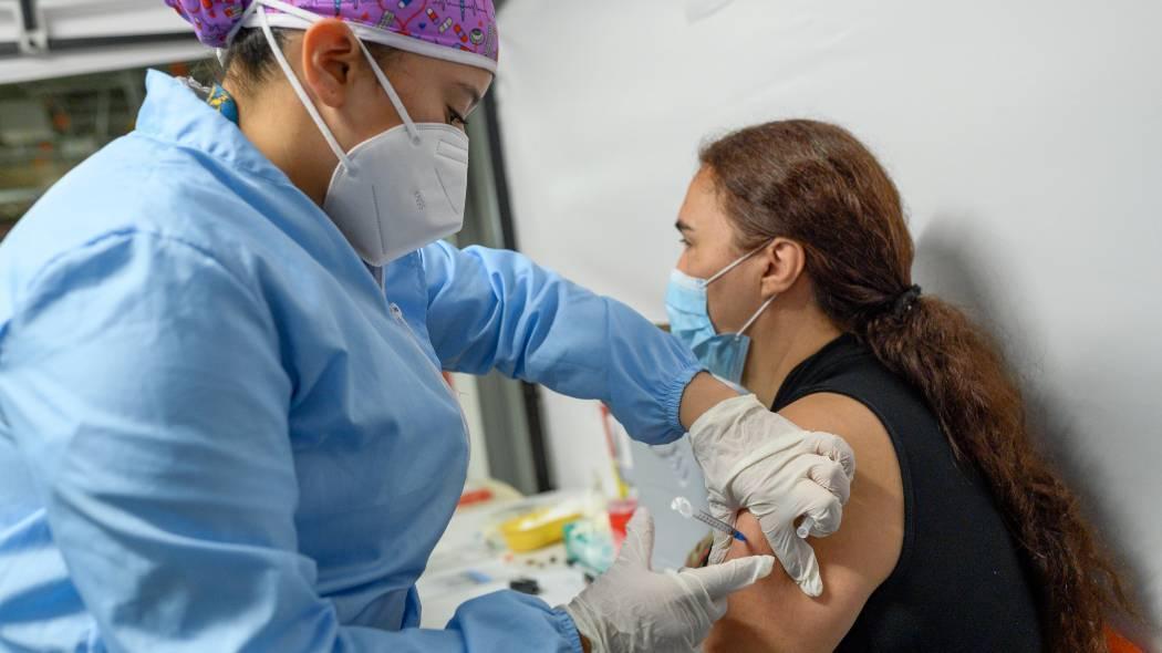 Bogotá cuenta con vacunas limitadas de Moderna y Astrazeneca 