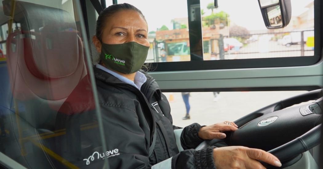 Carmen Vargas, conductora de los nuevos buses eléctricos de Fontibón