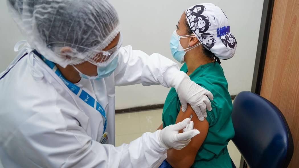 Puntos donde aplicarse dosis de refuerzo con vacunas Pfizer en Bogotá