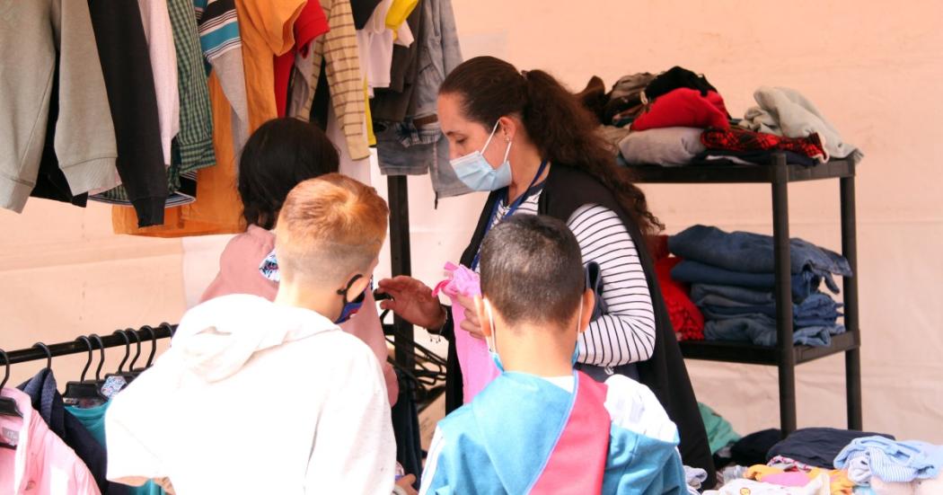 Ropero Solidario entregó ropa digna a migrantes en localidad de Bosa