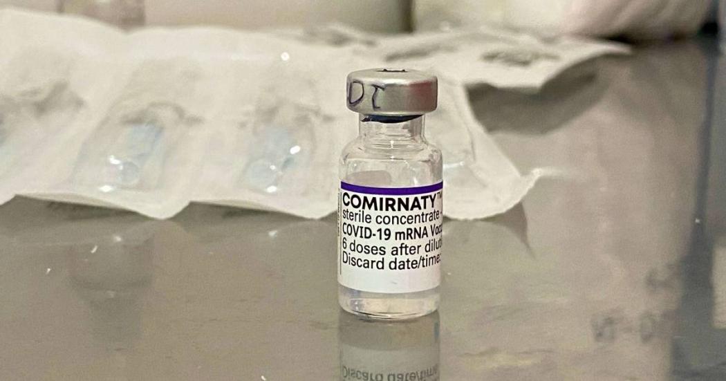 Por qué la vacuna contra COVID-19 de Pfizer ahora se llama Comirnaty 