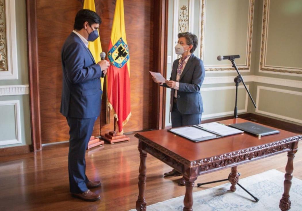 La alcaldesa, Claudia López, toma juramento al nuevo secretario de Desarrollo Económico de Bogotá, Alfredo Bateman. Foto. Alcaldía.