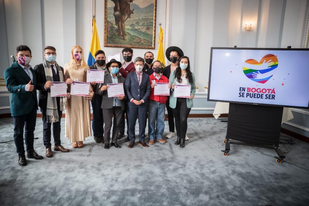 En la foto, la alcaldesa, Claudia López, con los nueve ciudadanos que integran el Consejo Consultivo LGBT de Bogotá luego de su posesión. Foto. Alcaldía.