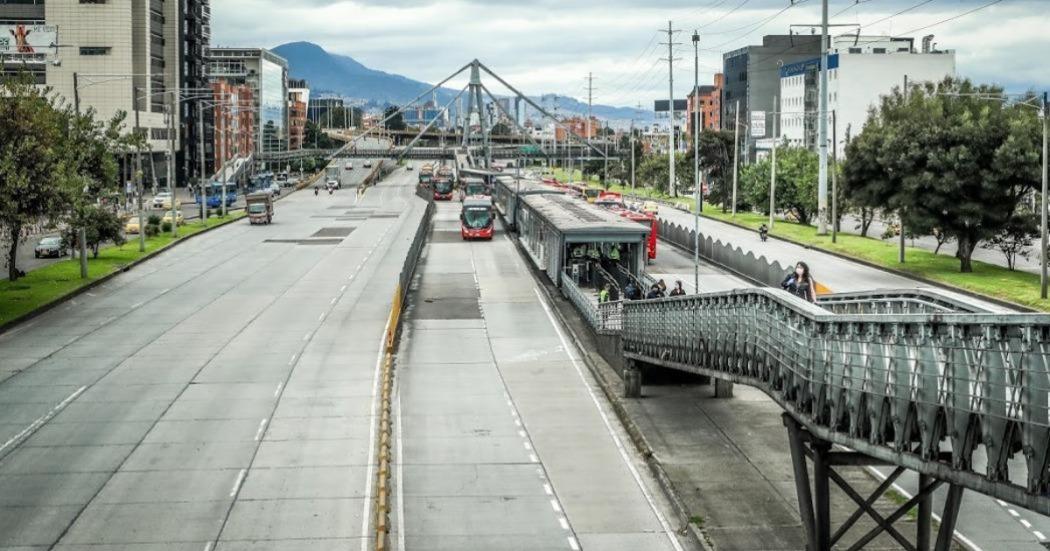 Por obras en puente peatonal, cierran 2 carriles de Autopista Norte