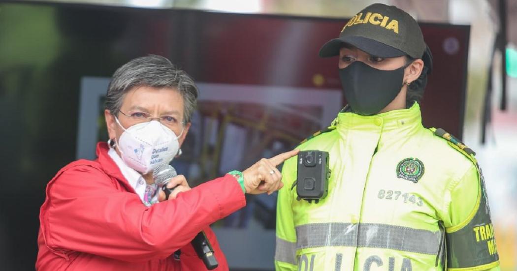 100 policías portarán nuevas cámaras unipersonales en TransMilenio