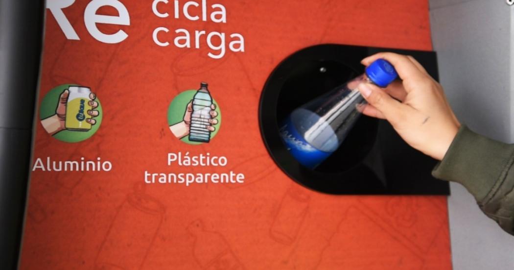 ¿Cómo pagar pasaje de TransMilenio reciclando botellas plásticas?