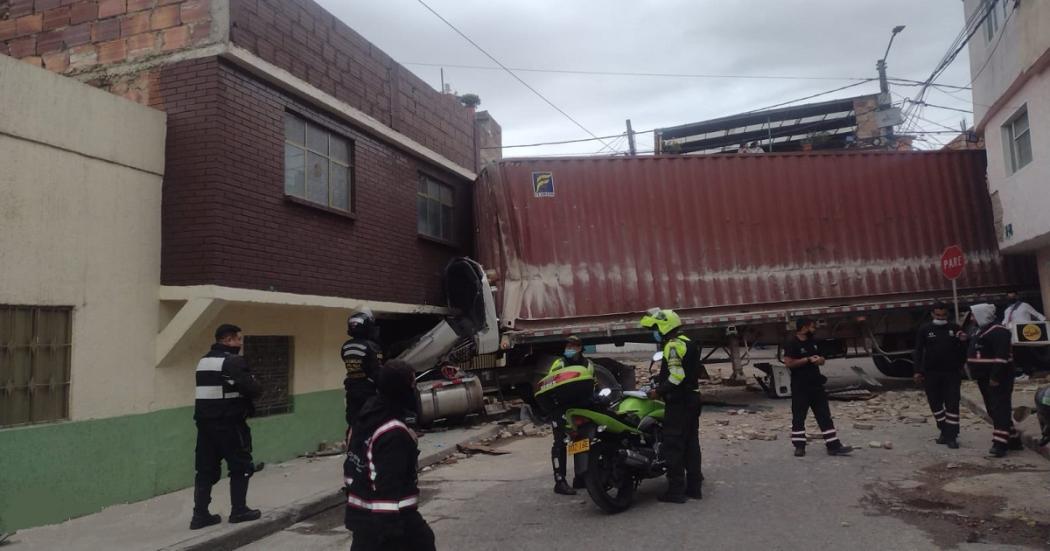 Bomberos rescataron una persona tras choque de un camión en C. Bolívar