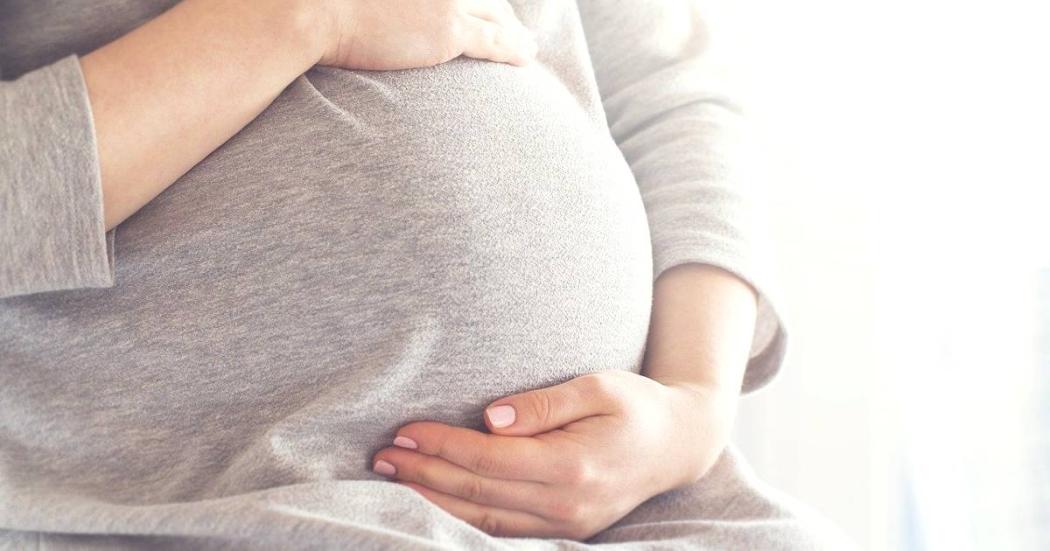 Cuidados para una mujer en embarazo contagiada con COVID-19 