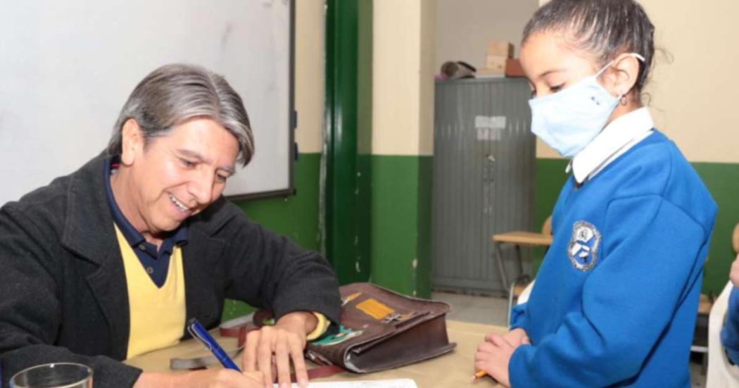 Gerardo Meneses visita estudiantes del colegio Manuela Beltrán 