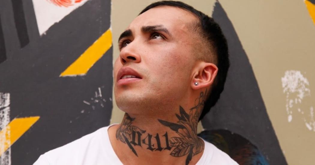 Celador transgénero cuenta el porqué se tatuó el 04 en la garganta