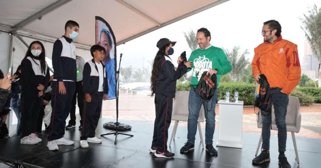 Niños y niñas de colegios de Bogotá recibieron kit de despinche 