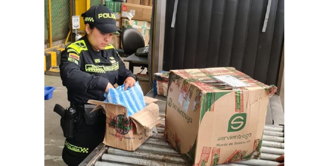 Policía aeroportuaria descubrió arma camuflada en una caja de cartón