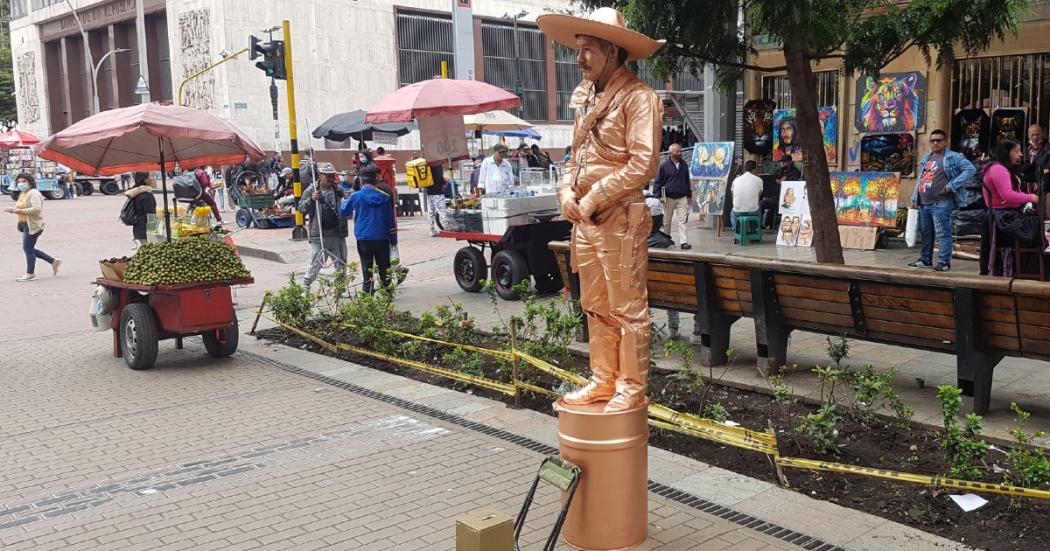 Estatua humana inmortaliza a Pancho Villa en la carrera Séptima
