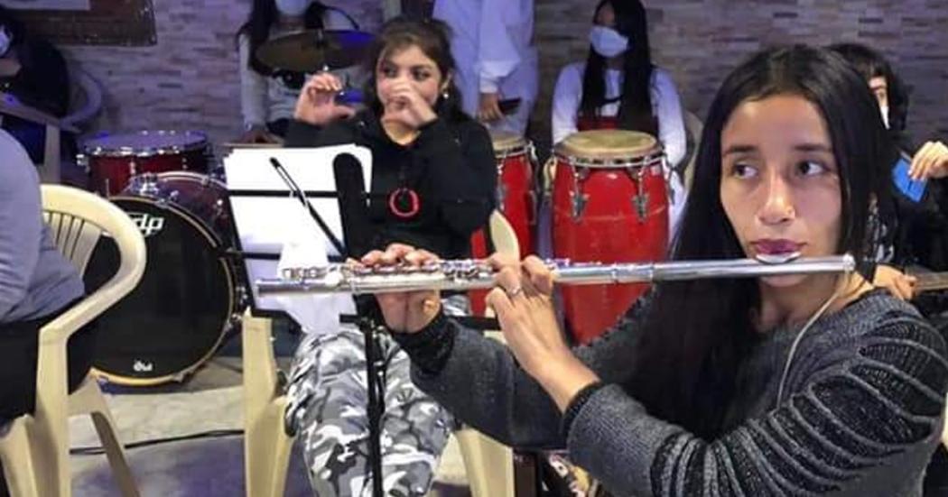 El Padre Javier de Nicoló inspiró a niña a convertirse en flautista 
