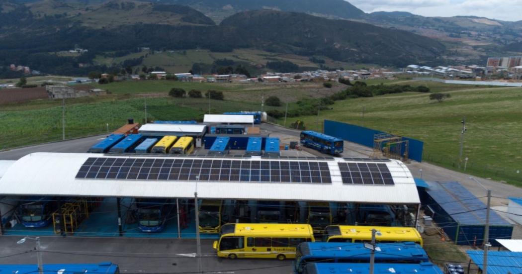 Nuevos paneles solares en patio taller El Uval de buses del SITP