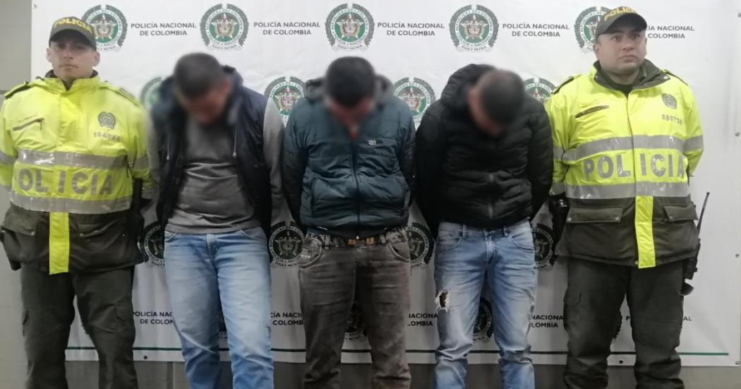 Intentaron fugarse con camión robado en Soacha y los capturaron en Bogotá.