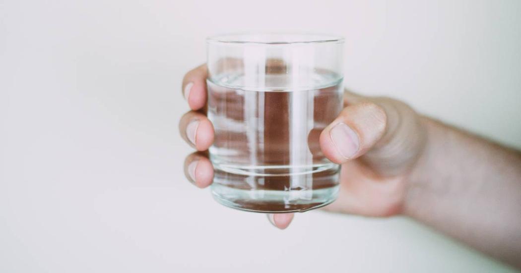 Cuáles son los beneficios de tomar agua y cómo medir cantidad diaria
