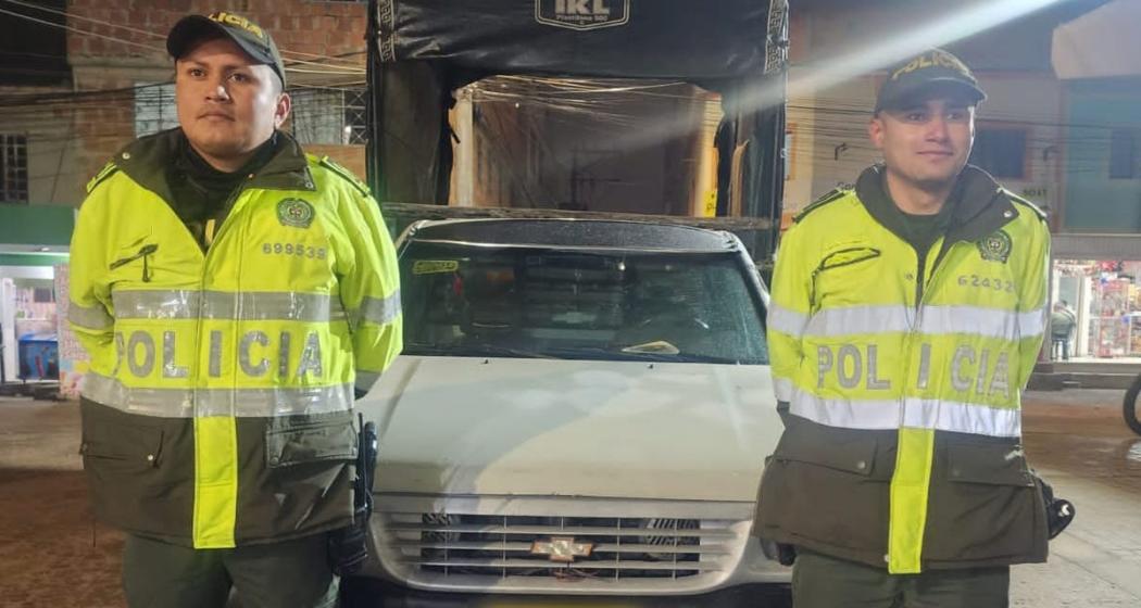 Camioneta blanca de estacas que Policía recuperó en Ciudad Bolívar