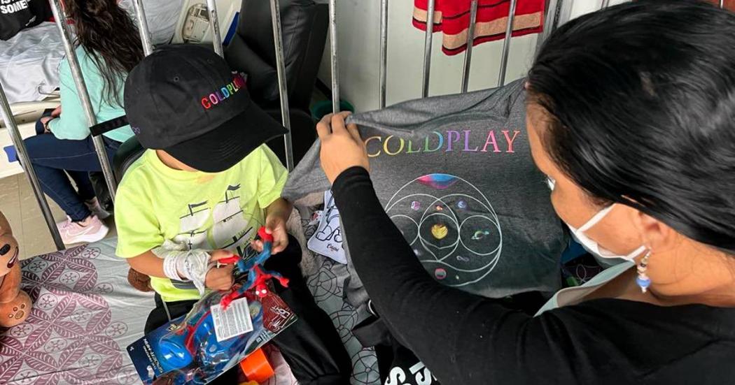 Banda Coldplay donó regalos a niñas y niños en hospital Simón Bolívar