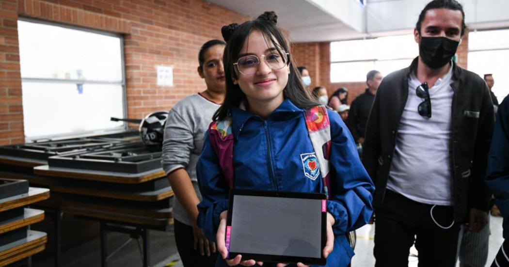 Secretaría de Educación entrega tabletas a estudiantes de Bogotá 
