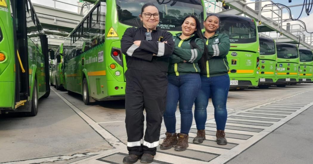 Las mujeres que apoyan el mantenimiento de los buses de La Rolita 