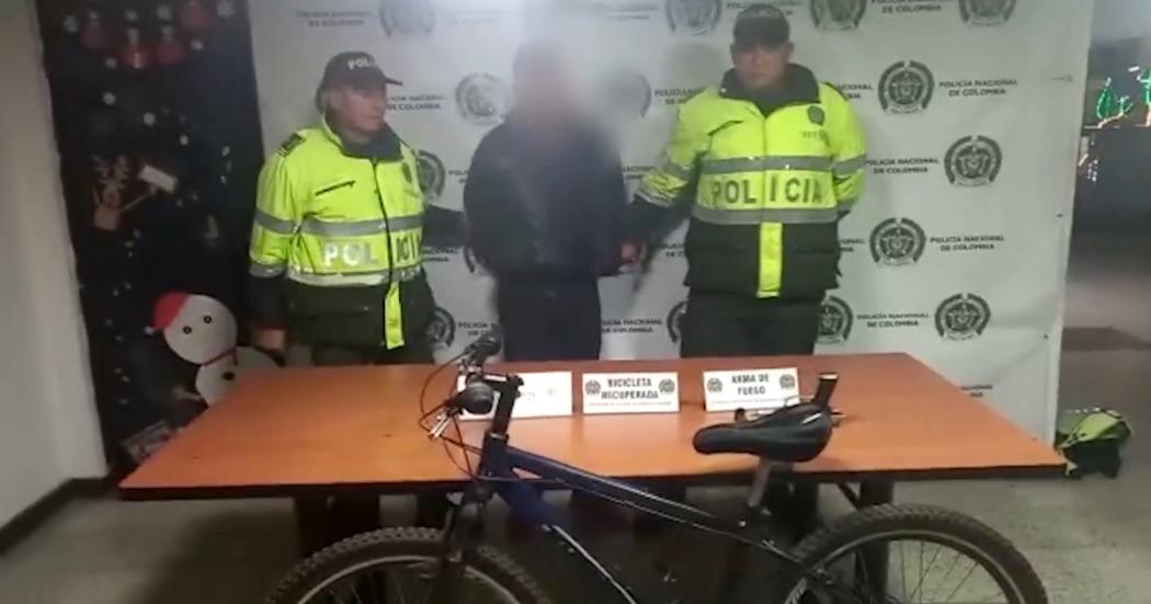 Hombre fue capturado cuando cometía hurto a un ciclista en Bogotá.