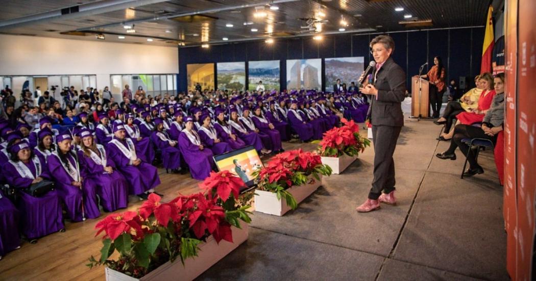 Manzanas de Cuidado graduaron como bachilleres a 299 mujeres y hombres