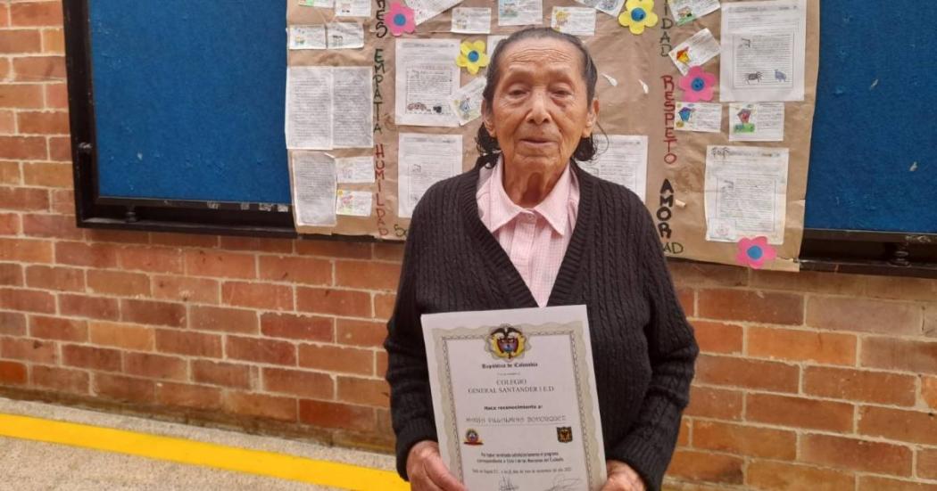 Mujer de 91 está aprendiendo a leer y escribir en Manzana del Cuidado 