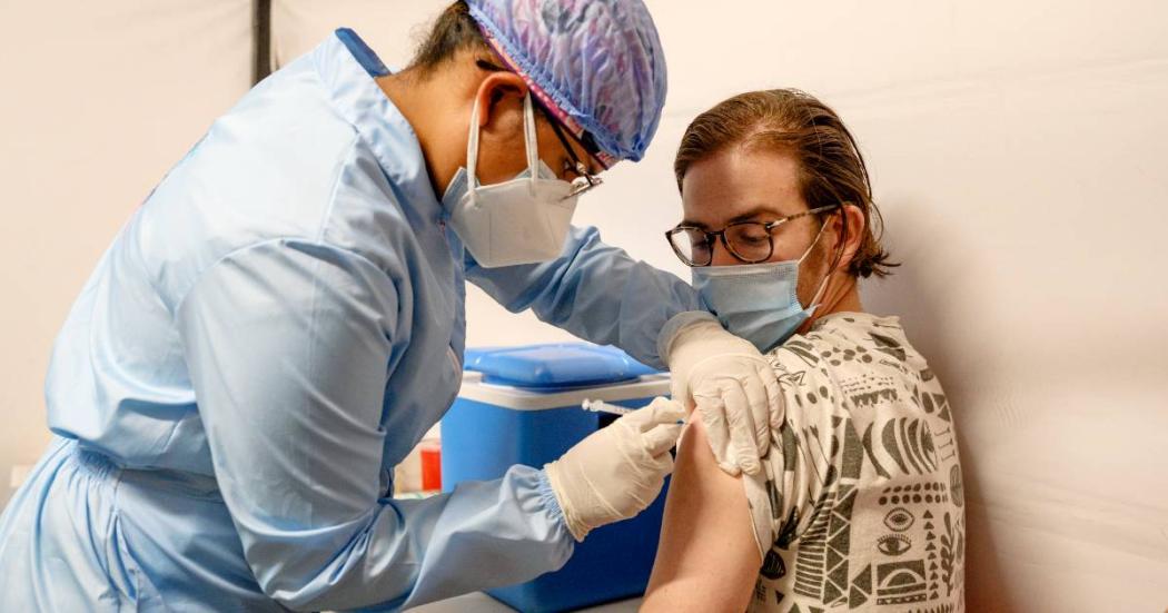 Cuántas dosis de vacuna COVID debe tener una persona en Bogotá 2023