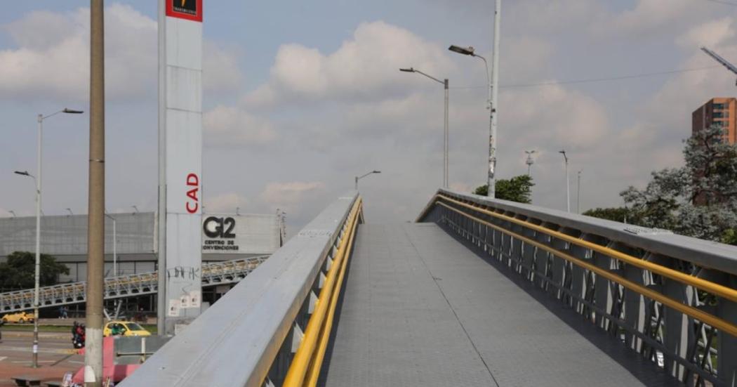 El puente peatonal Estación CAD ahora cuenta con piso de polipropileno