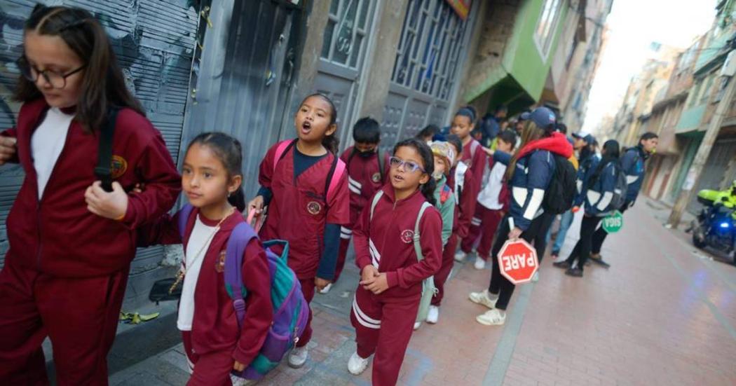 Estrategia Ciempiés cumple 5 años de servicio Niños caminan al colegio