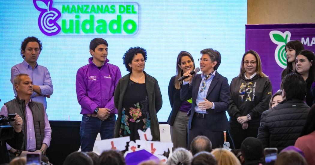 Acompañada de mujeres, del gabinete y del alcalde local de Suba, Julián Moreno,